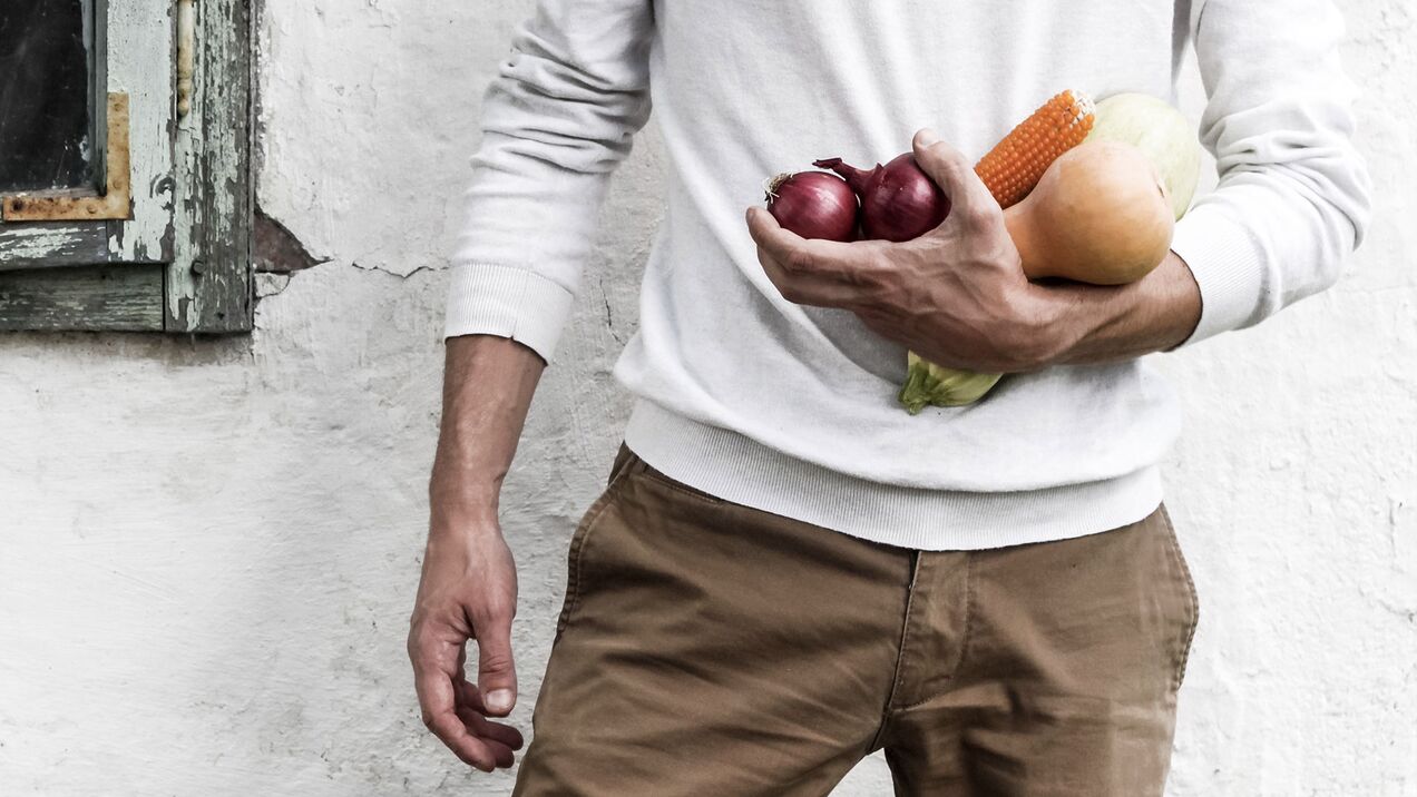 człowiek ze zdrową żywnością na potencję